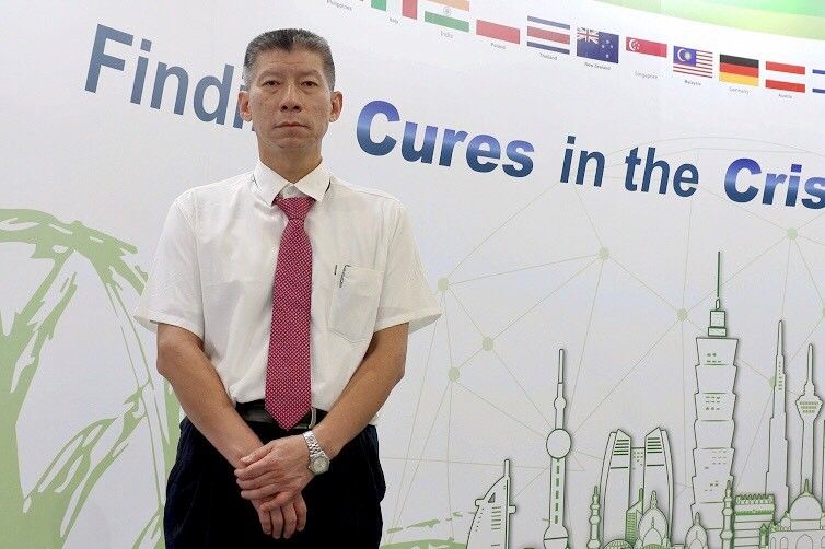 ▲台大心血管中心主任陳益祥醫師表示,這次的新機型「生磯-1000葉克膜」體積小不占空間,並可支援各家不同廠牌的耗材。(圖/NOWnews攝)