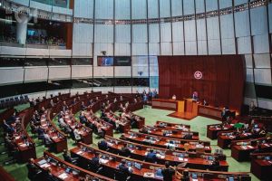 香港立法會通過區議會改革方案　直選議席銳減
