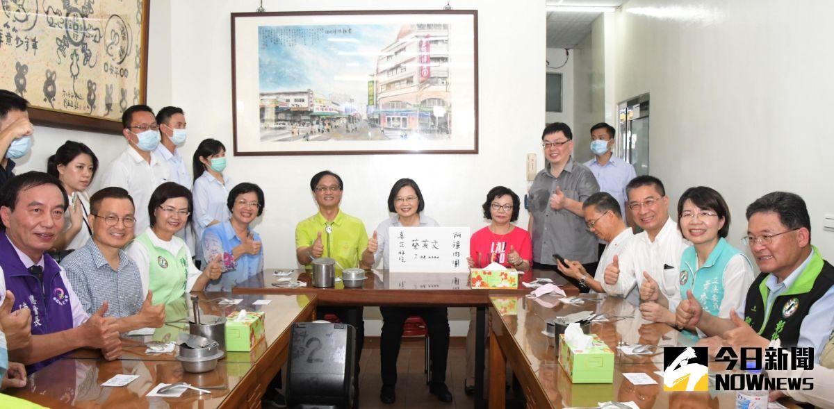 ▲蔡總統到彰化阿璋肉圓吃肉圓，她豎起大拇指比讚，直誇好吃。（圖／記者陳雅芳攝，2020.07.28）
