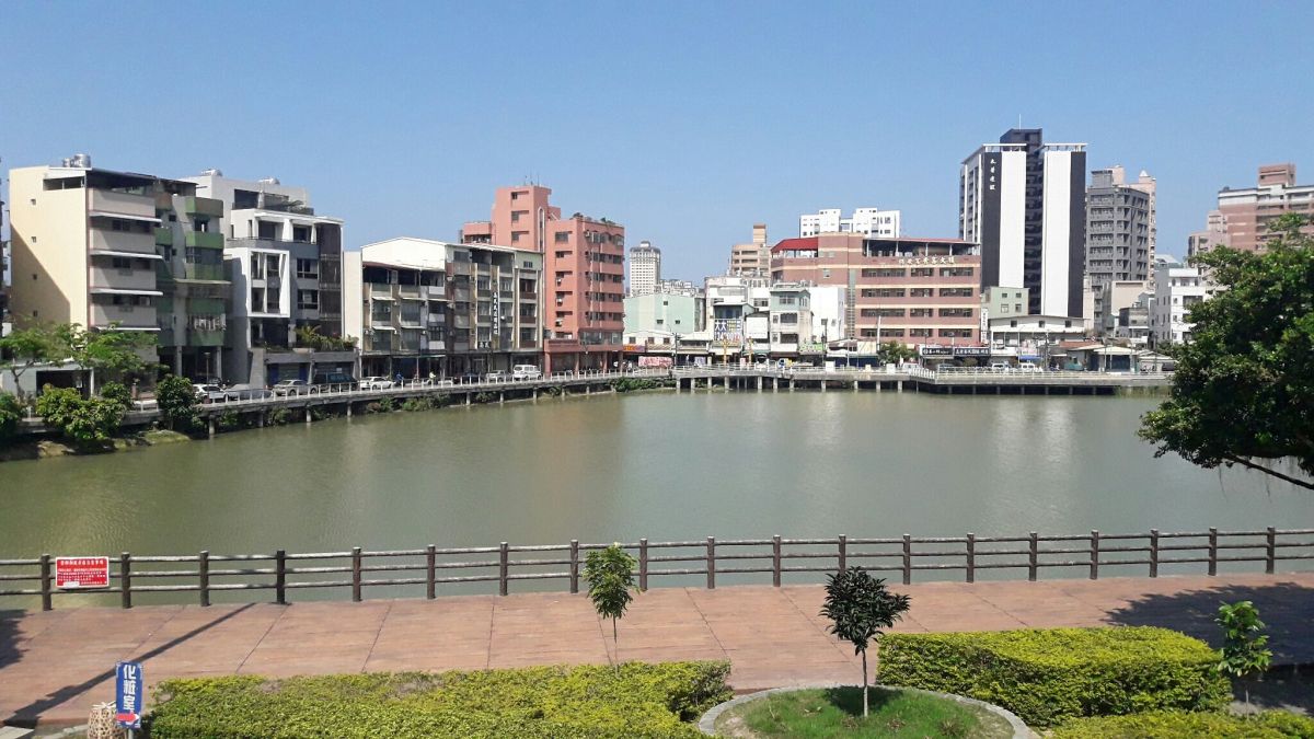 ▲鼎山生活圈生活機能完整，還有金獅湖等公園替居住環境加分。（圖／信義房屋提供）