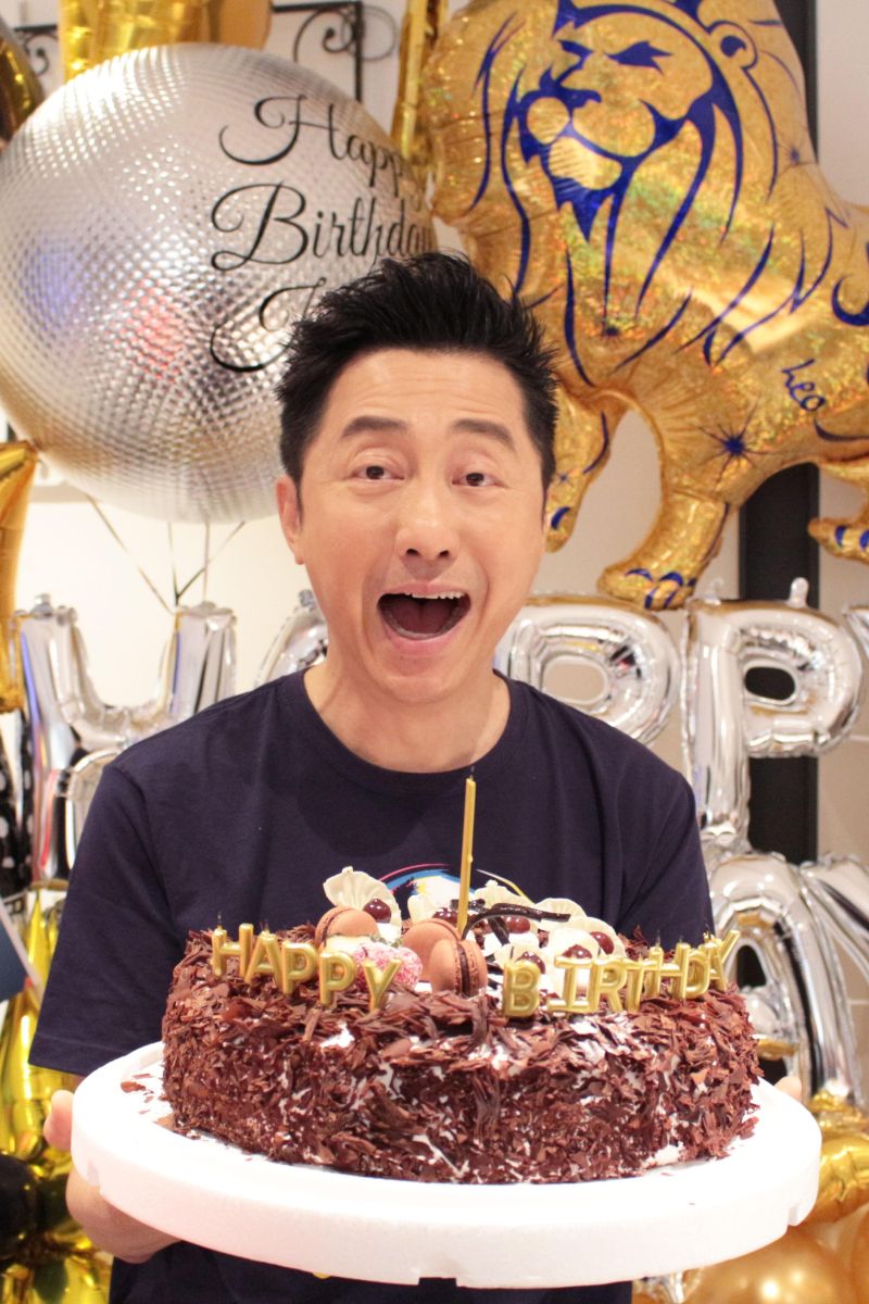 ▲福茂唱片的工作人員幫庾澄慶過生日。(圖/福茂唱片提供)