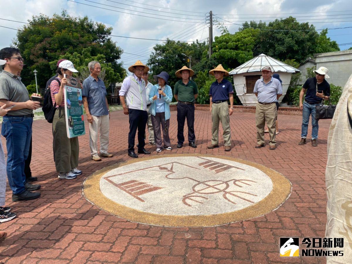 ▲陳吉仲到彰化縣埔鹽鄉大有社區推廣民眾使用農遊券到彰化消費，鼓勵民眾使用農遊券與三倍券，體驗農村旅遊。（圖／記者陳雅芳攝，2020.07.28）