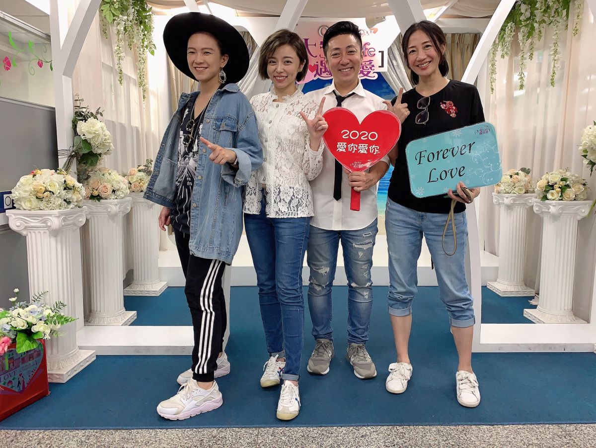 ▲王瞳（左2）、艾成（右2）登記結婚，教友張芸京（左）、潘奕如（右）到場見證。（圖／民視提供） 