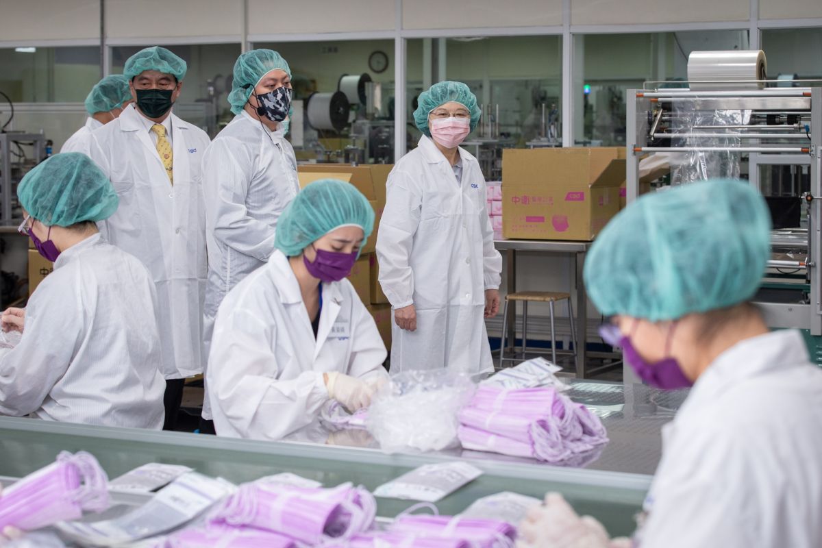 ▲蔡英文今（28）日參訪中衛口罩大廠，同時提醒民眾防疫仍未結束。（圖／擷取自蔡英文臉書）