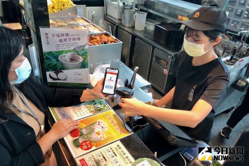 ▲會員兌換後可憑商品電子序號,直接到品牌門市兌換。(圖/記者陳致宇攝)