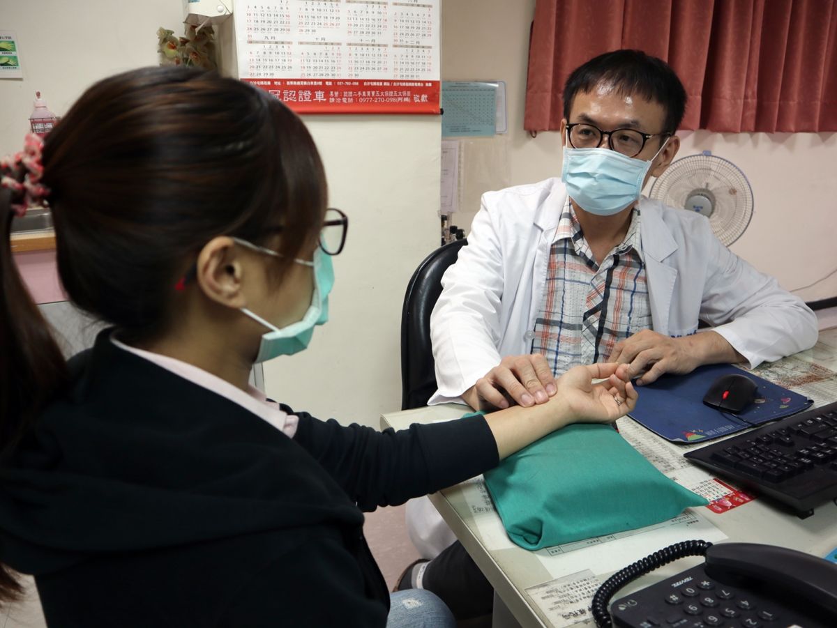 ▲衛生福利部臺北醫院中醫科表示，患者應遵從醫囑耐心按時用藥並調整辦公室冷氣的出風口，避免直接吹向頭臉部。（圖／衛生福利部臺北醫院提供）