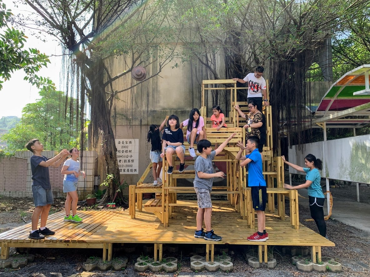 ▲八堵國小由全校師生、家長共同打造沙坑與3層式的木造共融遊樂空間。（圖／基隆市教育處提供）