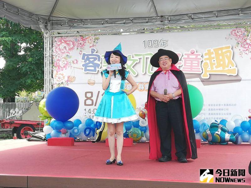 ▲記者會中鄉長李碧菁與民政處長楊健人分別化身「魔法仙子」與「魔法師」一起為活動暖身。(圖/記者邱嘉琪攝,2020.07.29)