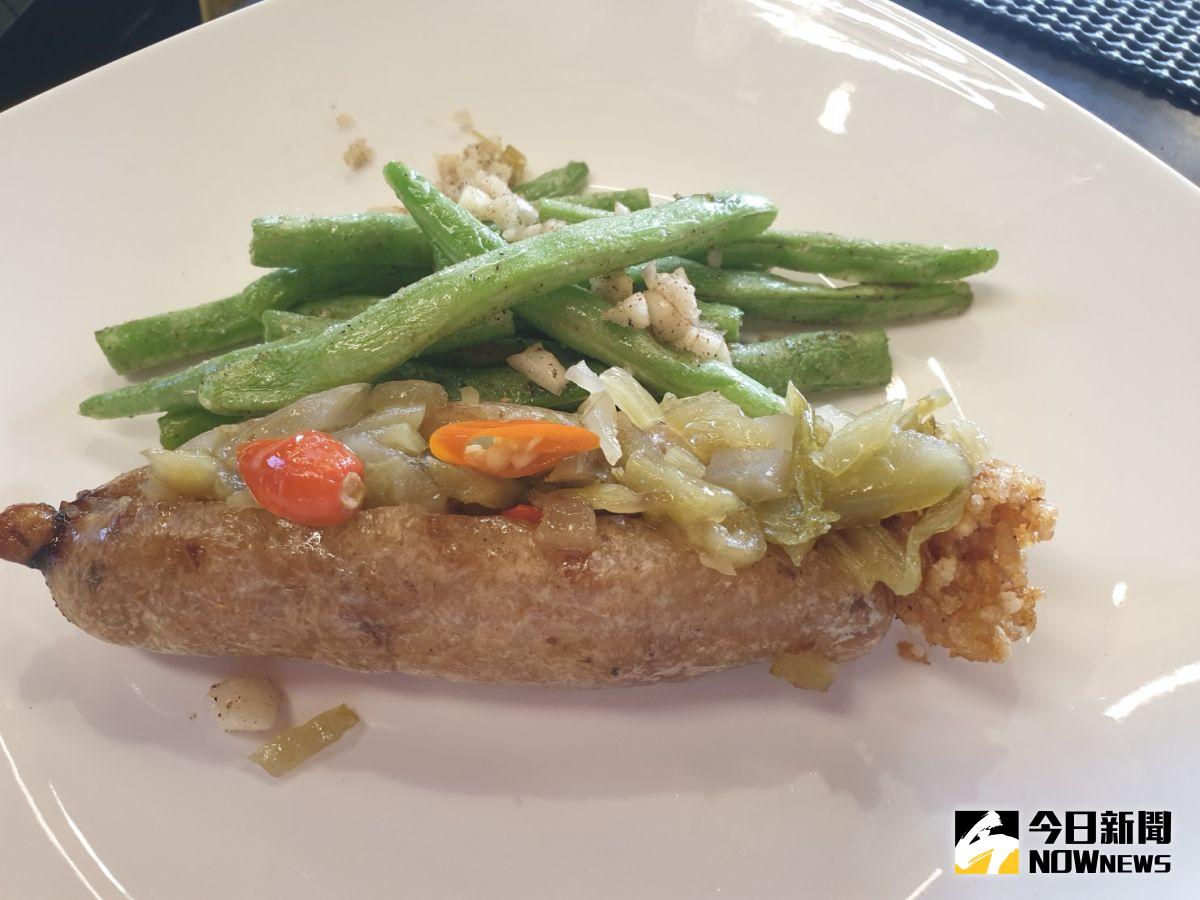 ▲健美先生滷味有20幾種口味，其中手工糯米腸不加花生，純糯米加酸菜吃，口感飽實不黏糊。（圖／金武鳳攝，2020.7.29)