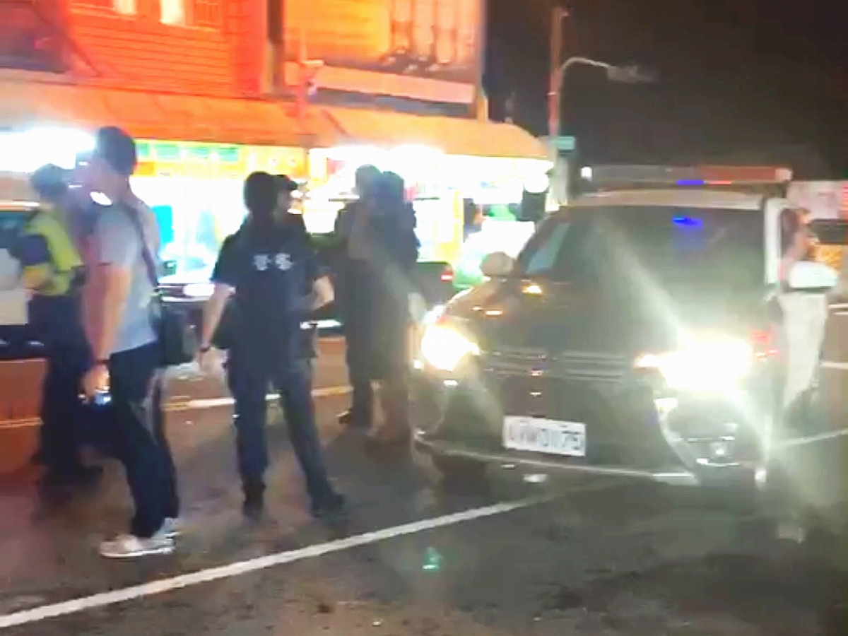 ▲昨(28)日23時38分許，屏東市勝利路與大同北路發生打架受傷流血事件，，有人打架受傷流血，警方立即啟動快打部隊趕赴現場。（圖／記者黃正忠翻攝）