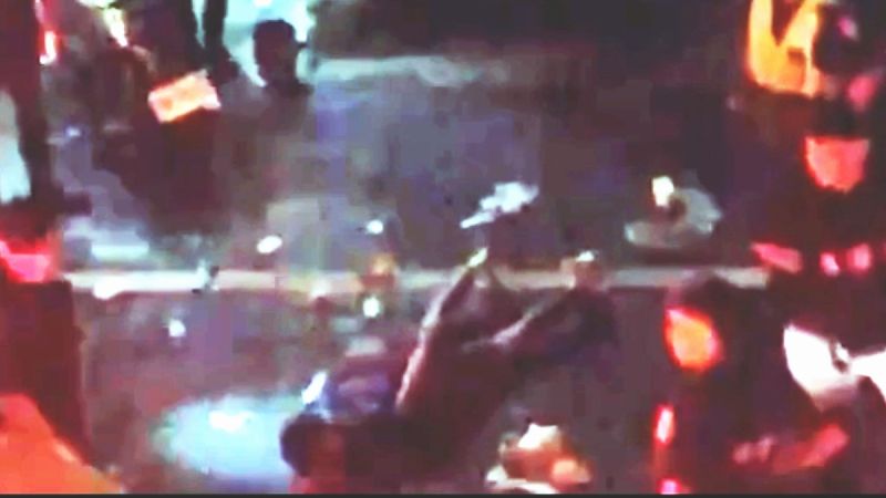 ▲警方認為吳姓男子顯為傷害現行犯,隨即壓制、逮捕。(圖/記者黃正忠翻攝)