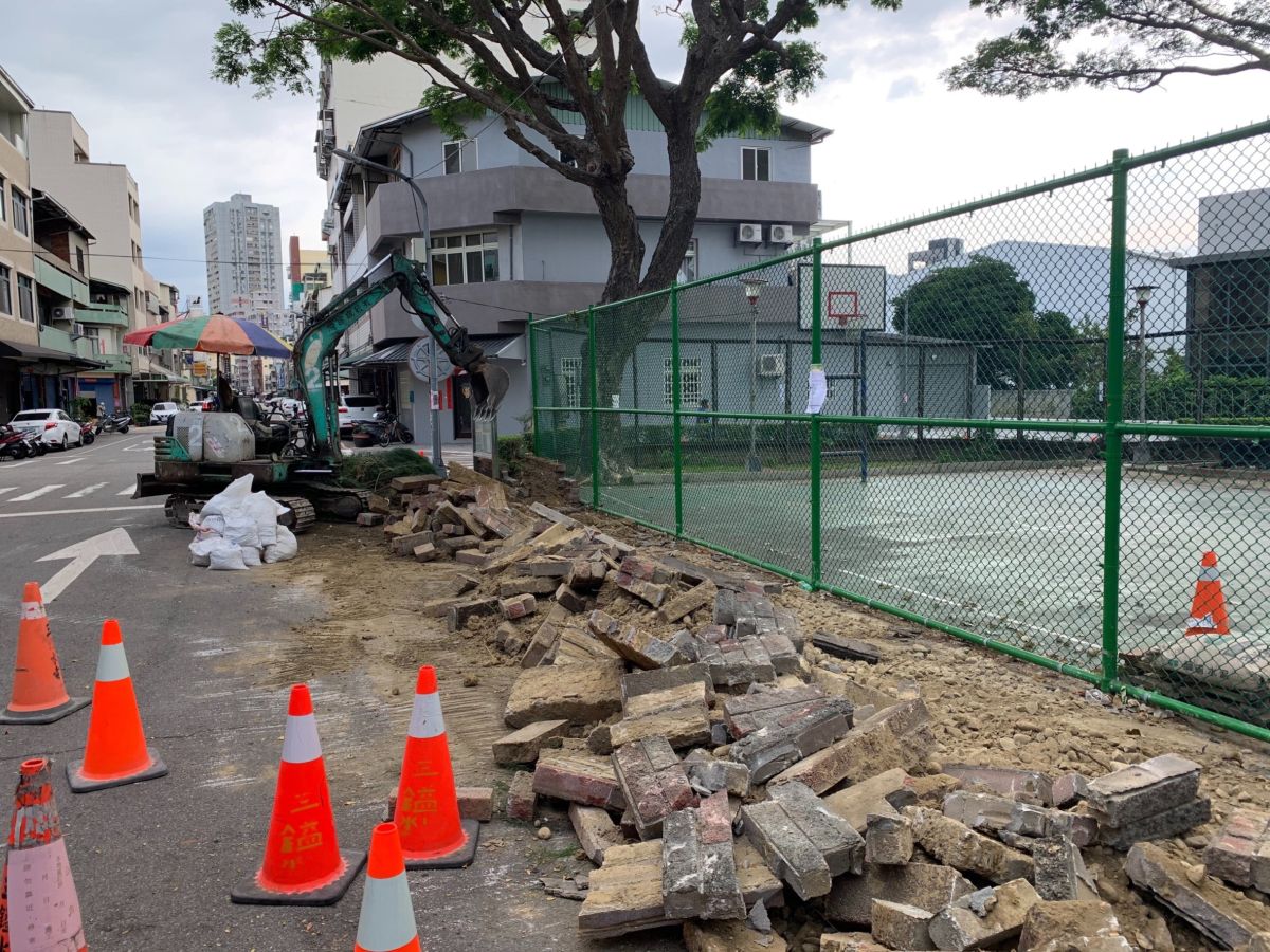 ▲西屯區福和里社區籃球場周邊花台老舊破損，影響觀瞻，市府建設局重新施作，保障里民及用路人安全。(圖／林祈烽提供2020.7.29)