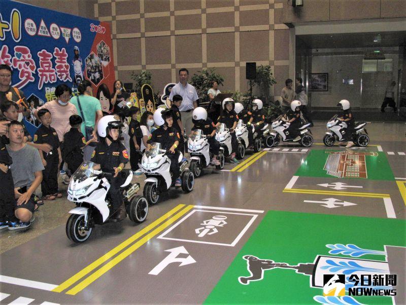 ▲萌警體驗一日交警之騎乘哈雷機車。(圖/記者郭政隆攝影2020.7.29)