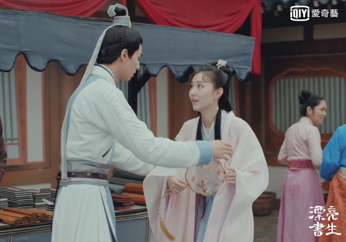 ▲宋威龍（左）遭愛慕者假車禍，假裝跌倒吸引他注意。（圖 / 愛奇藝台灣站提供）