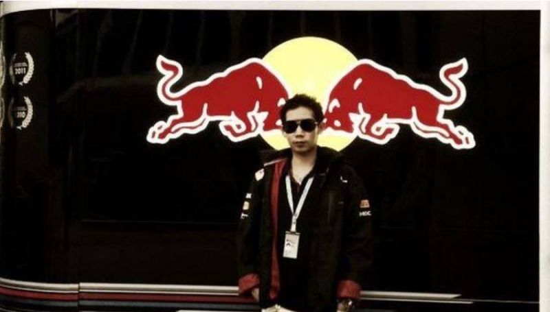 ▲知名能量飲料紅牛（Red Bull）的第三代繼承人沃拉育（Vorayuth Yoovidhya）於2012年開車撞死警察逃逸，經過8年纏訟，警方卻在23日表示將撤銷對他的刑事起訴。（圖／翻攝自臉書）