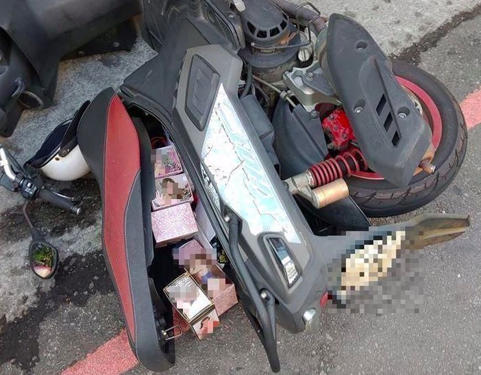 ▲網友抱怨自己機車被弄倒,結果掉出一堆疑似情趣用品的東西。(圖/翻攝自爆怨公社)