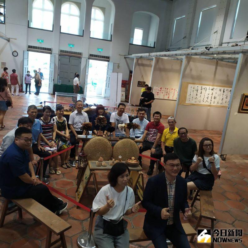 ▲鹿港鎮長許志宏與第15屆桂花巷藝術村駐村藝術家合影,各屆不同藝術家的加入,帶來不同的藝術與創作,讓藝術村更加的活絡。(圖/記者葉靜美攝,2020.07.29)