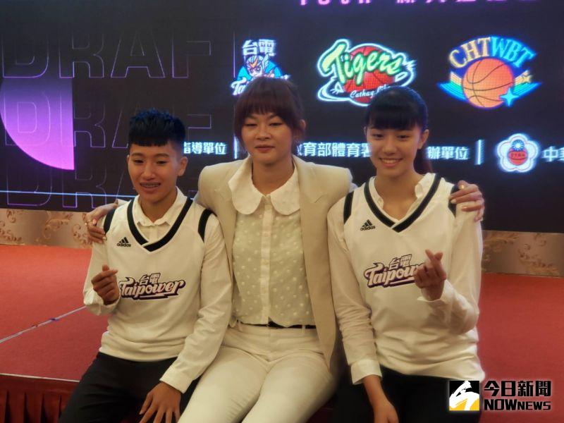 ▲台電女籃選進了陳孟欣(左)和劉昕妤(右)。（圖／黃建霖攝）