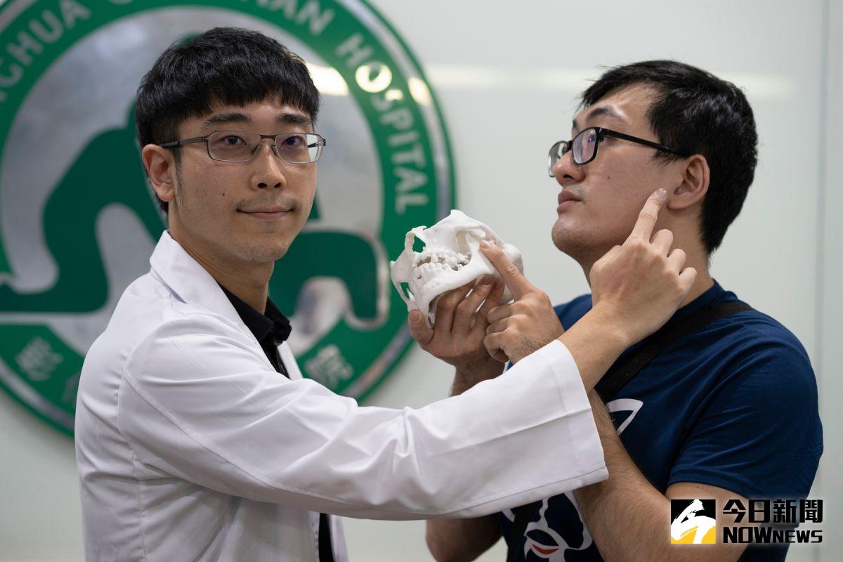 ▲林先生（右）騎摩托車返家途中與自小客車對撞，顏面多處骨折。（圖／記者陳雅芳攝，2020.07.29）