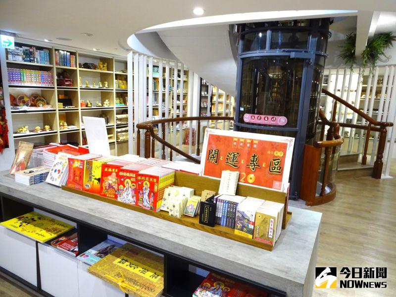 ▲瑞成書局展現新風貌,四層樓各有規畫,提供民眾充滿禪風的閱賣空間。(圖/金武鳳攝,2020.7.29)