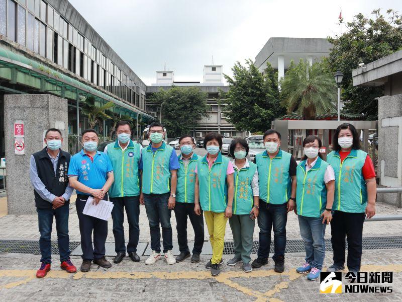 ▲員林市長游振雄、市代會主席賴東位及代表們到彰化地檢按鈴申告網友與部分攤商亂傳謠言說公所已經把市場賣了換現金。(圖/記者陳雅芳攝,2020.07.29)