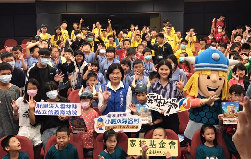 ▲▼雲林縣長張麗善(上圖左、下圖中)與小朋友熱烈互動,共享北海小英雄電影樂趣。(圖/華映娛樂)