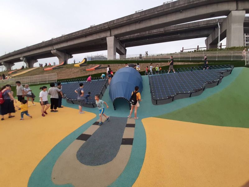 ▲新北大都會公園「熊猴森樂園」夜間開放時間從22時延長至23點。(圖/新北市水利局提供)