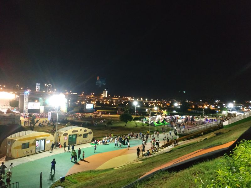 ▲新北大都會公園「熊猴森樂園」夜間開放時間從22時延長至23點。(圖/新北市水利局提供)