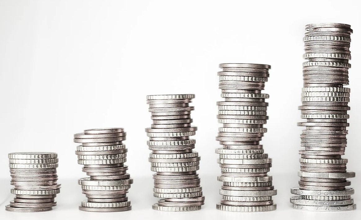 ▲原PO的男同事開著媽媽買的新車上班，他不禁問30歲還跟家裡要錢，會不會被女生看不起？（圖／翻攝自pixabay ）