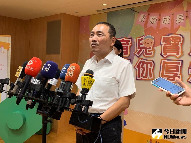 ▲侯友宜希望李眉蓁提出願景，並且讓市民知道，她願意替高雄市民做哪些事情。(圖/記者康子仁攝)