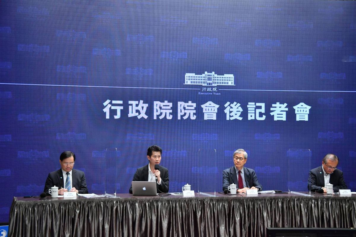 ▲行政院通過《電子支付管理條例》修正草案，將送立法院審議。將來修法通過後，民眾可望使用電子支付、電子票證以外幣儲值，且各家電支和電票之間還可互相轉帳匯款。（圖／行政院提供）