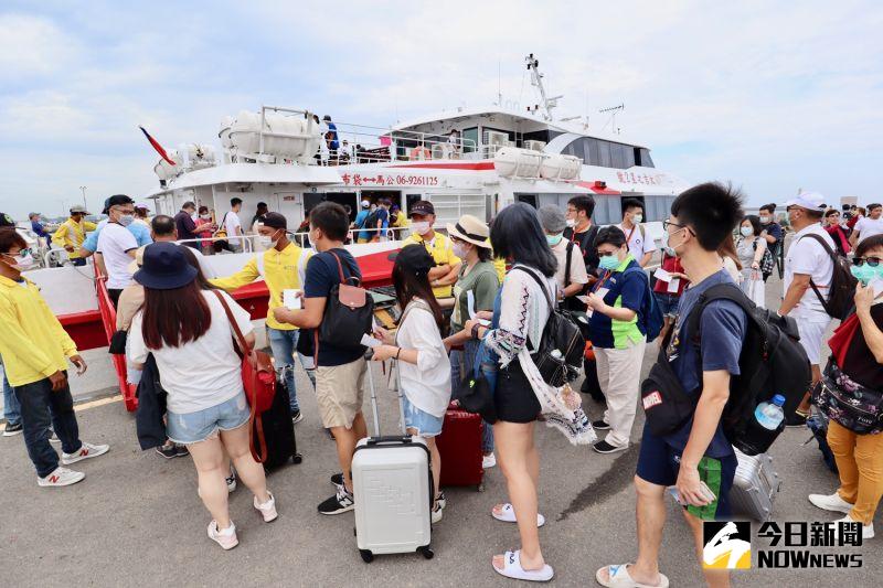 ▲暑假期間加上花火節加持，澎湖迎來國旅人潮大爆發，飯店幾乎天天客滿，甚至有旅客已經在詢問明年花火節。（圖／記者陳致宇攝）