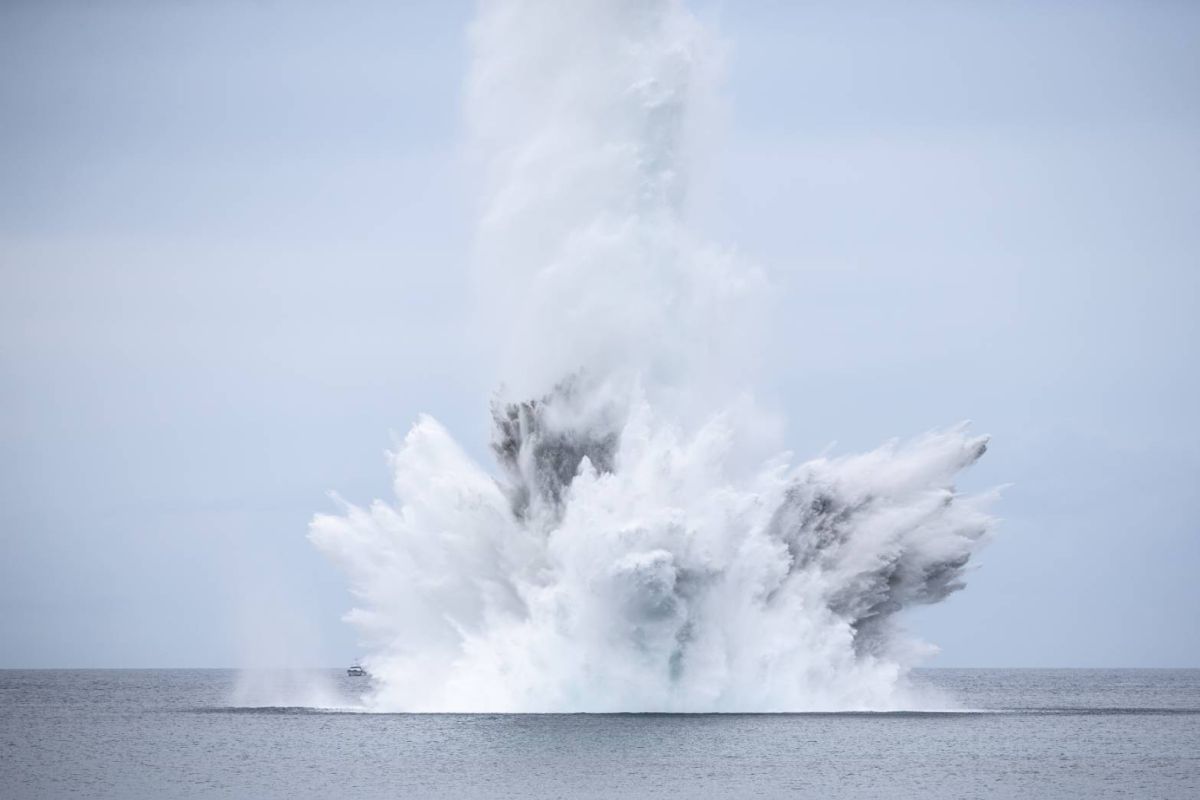 ▲新北市貢寮區卯澳灣海中日前發現13顆未爆彈，海軍水下作業大隊完成前置作業後，在岸上以遙控器引爆，現場海域濺起巨大高聳水花。（圖/軍聞社提供）