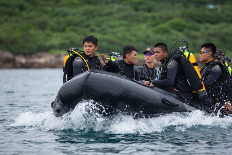 ▲海軍水下作業大隊出發,準備引爆新北市貢寮區卯澳灣海中未爆彈。(圖/軍聞社提供)