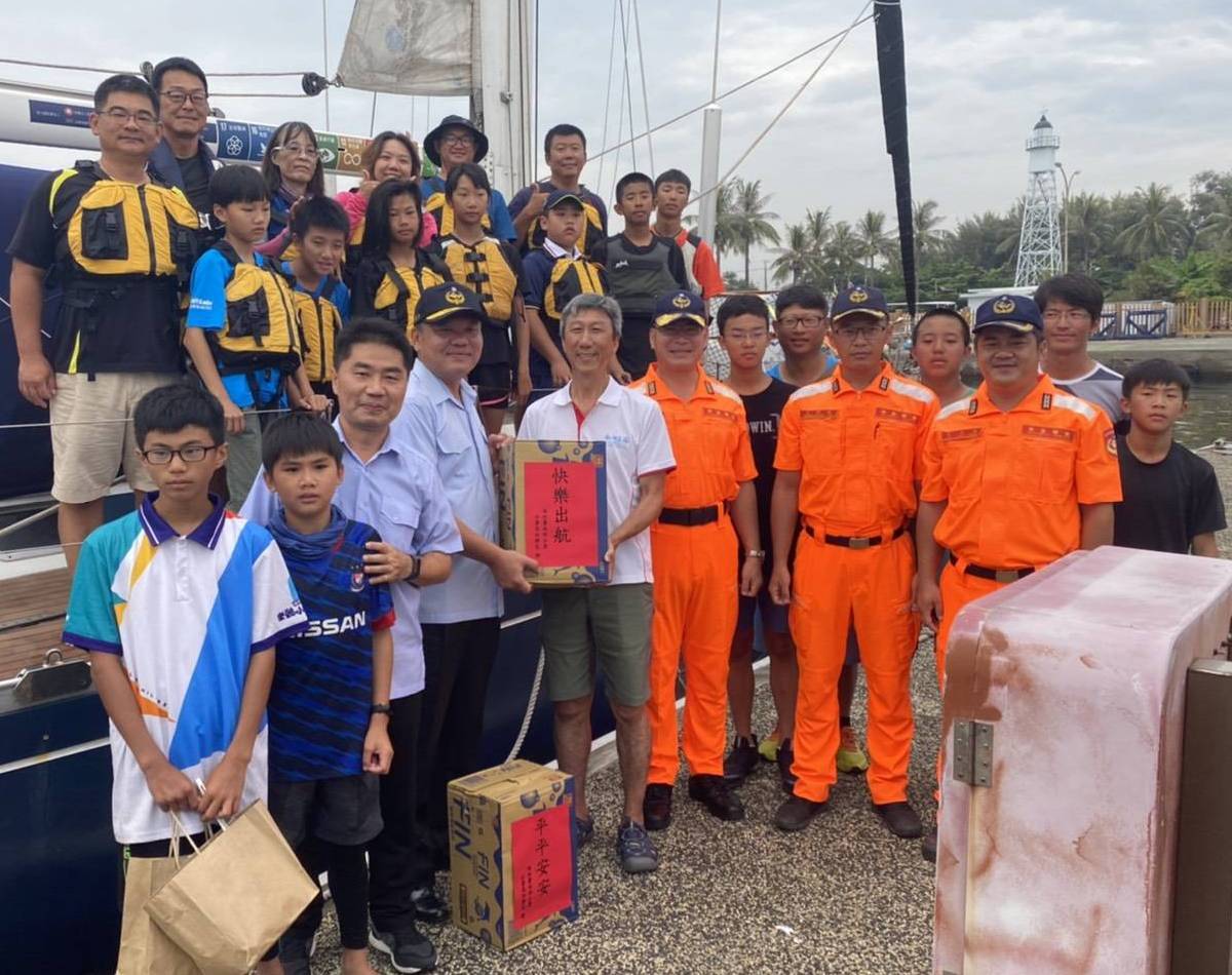 ▲宜蘭縣岳明國小光腳號帆船駛抵台南安平漁港，海巡署南部分署分署長許靜芝(前排左4)致送補給品。(圖／海巡署南部分署提供)
