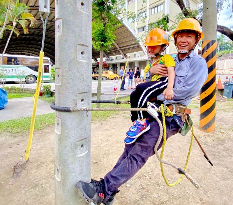 ▲台電公司高雄區營業處舉辦員工家庭親子日活動，台電員工帶員眷子女體驗爬電桿的辛勞。(圖／記者黃守作攝，2020.07.30)