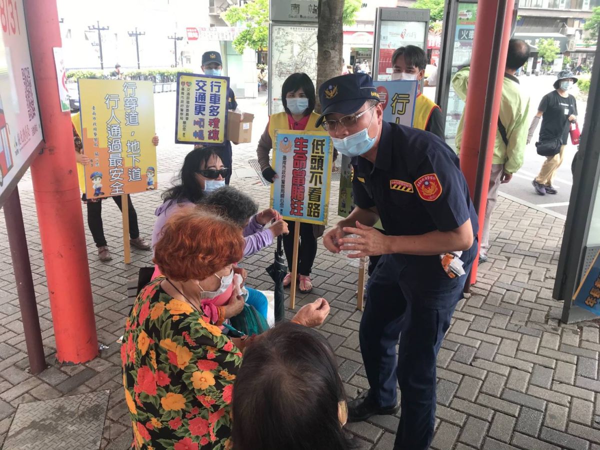 ▲台南市交通警察大隊向年長者宣導正確橫越馬路的觀念及方式。（圖／台南市交通警察大隊提供）