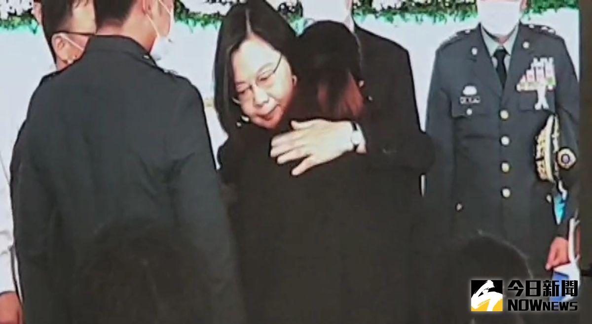 ▲蔡英文除了向兩位飛官英靈致敬外，公奠儀式後並走向飛官家屬，向遺眷們一一致意。（圖／記者李春台攝, 2020.07.30）