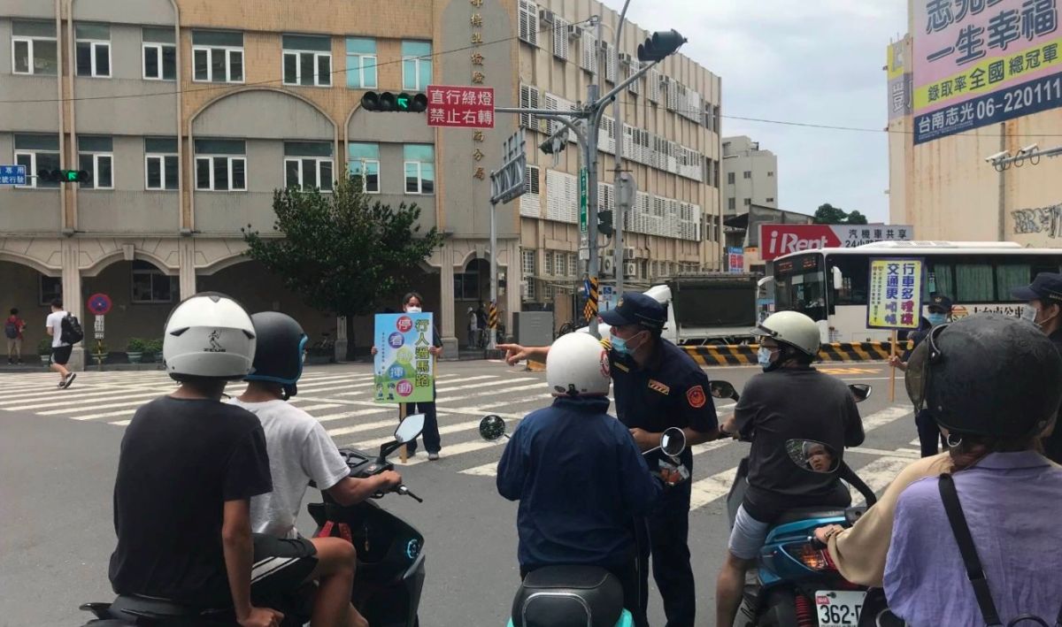 ▲交通部今（21）日表示，針對車輛在路口未停讓行人的規定罰鍰上限從3600元提高至6000元。（示意圖／NOWnews資料照）