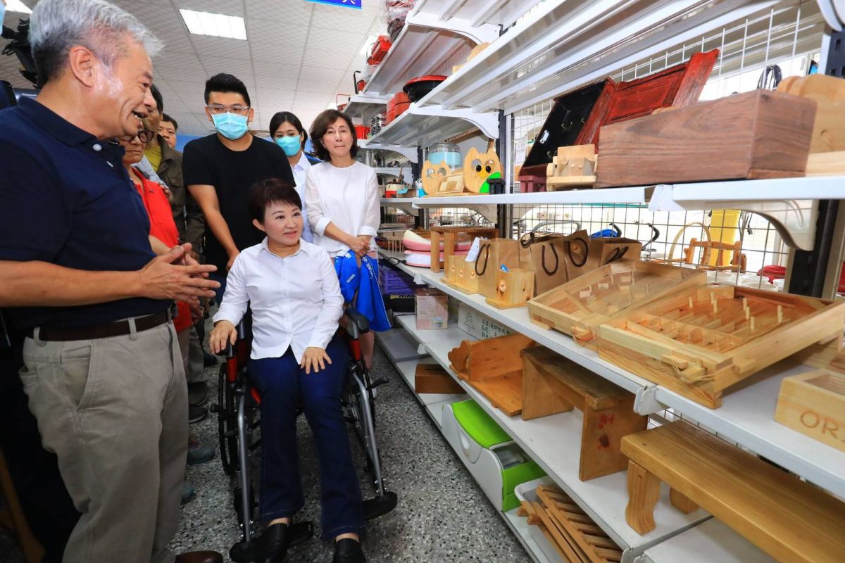 ▲市長盧秀燕以行動支持身障朋友，到「新窩工坊」使用振興三倍券購買學員手工製作的木製彈珠台，再轉贈親子館。(圖／柳榮俊攝2020.7.30)