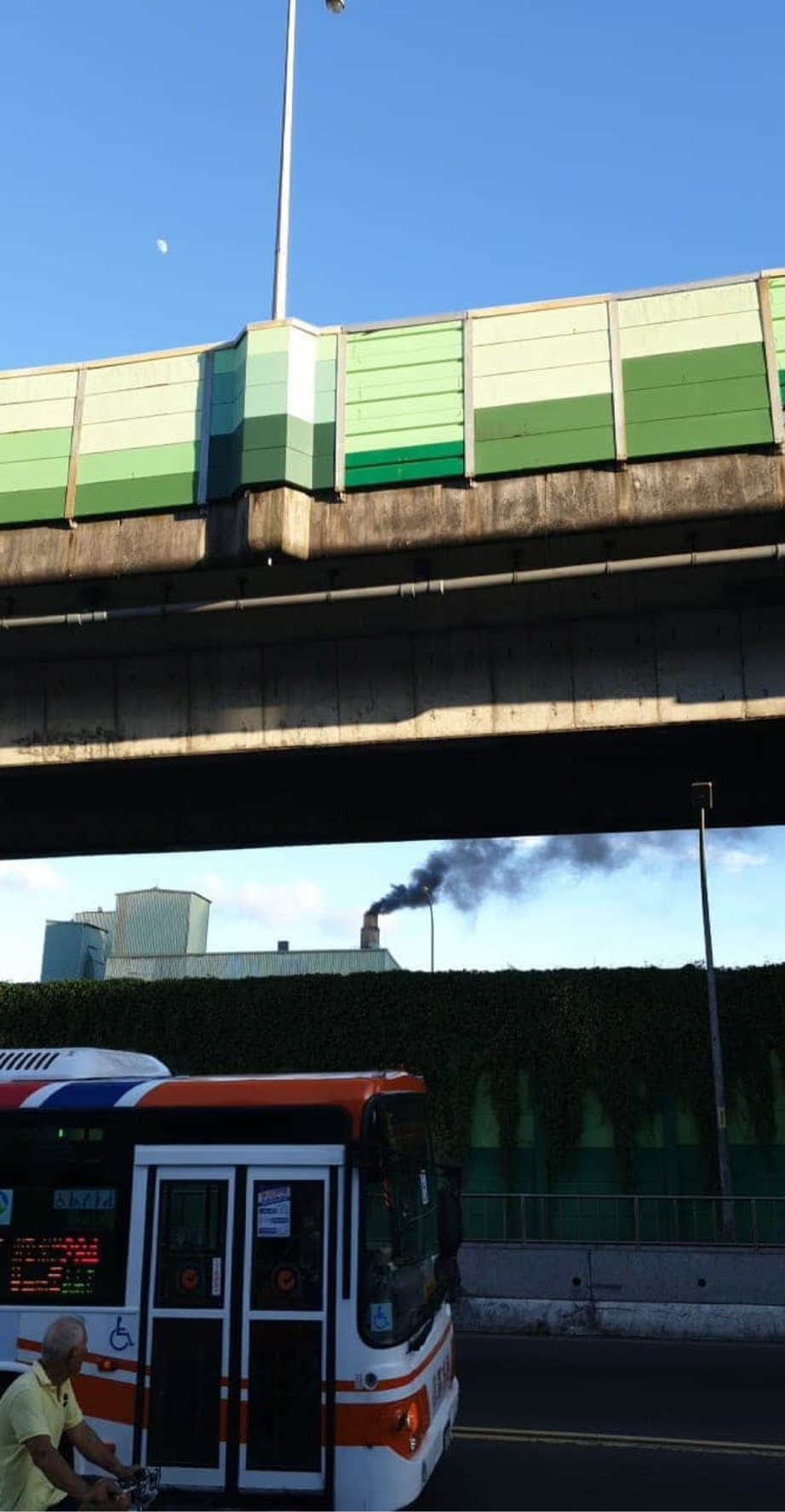 新北市環保局接獲民眾通報，汐止區南陽街瀝青廠冒出濃濃黑煙直衝天際。(圖/新北環保局提供)