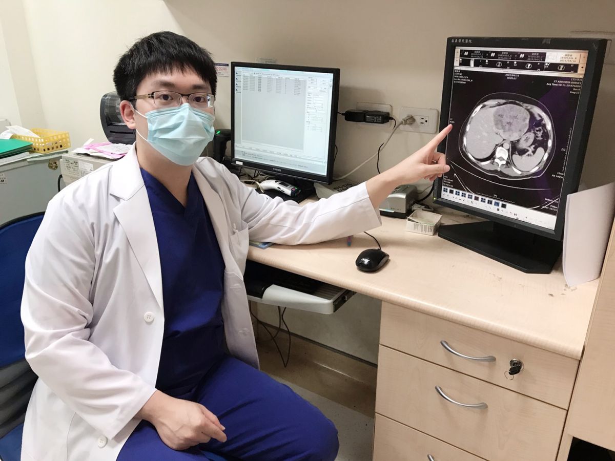 ▲黃仲岐醫師指出，超音波檢查發現蔡姓民眾肝臟有一顆17公分如大的腫瘤。（圖／臺中榮總嘉義分院提供）