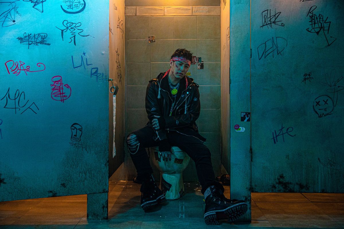 ▲潘瑋柏日前宣布婚訊，而近來推出的單曲《第二順位》MV，他在MV中飾演的角色，竟發現感情中出現了第三者。（圖／華納音樂提供）