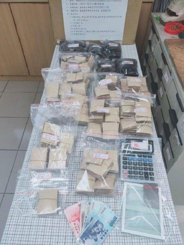 ▲遭警方查扣的毒品咖啡包等證物。(圖/嘉義縣警察局提供)