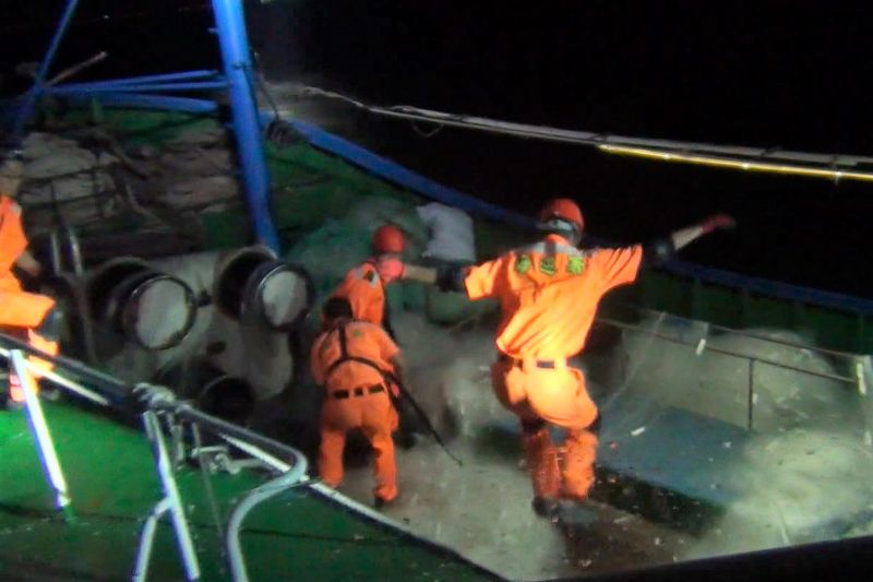▲岸巡多功艇弟兄在海冒險跳船登檢,但卻無法享有和艦艇隊的同等福利。(圖/金門海巡隊提供)