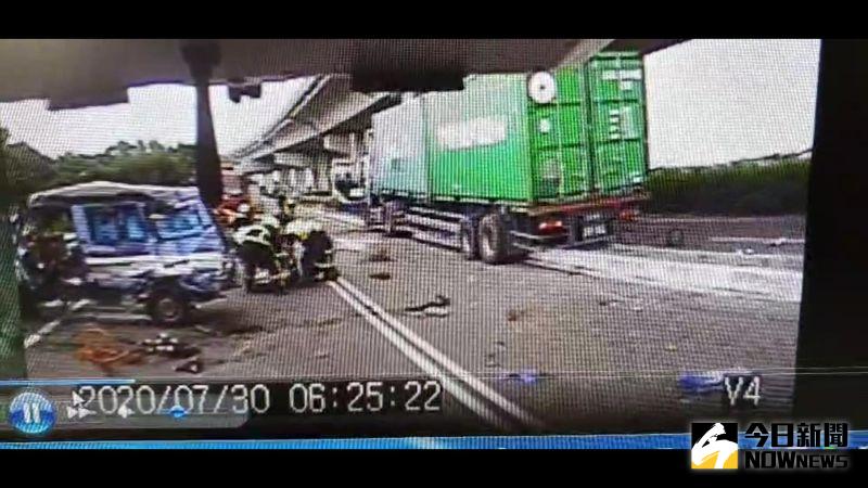 ▲台17線大城鄉南下66公里處,發生一起死亡車禍,現場支離破碎一片狼藉。(圖/記者陳雅芳翻攝,2020.07.30)