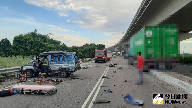 ▲台17線66公里貨櫃車因闖紅燈撞上一輛客貨兩用廂型車,貨櫃車卡在分隔島上,廂型車則在強力撞擊後變形。(圖/記者陳雅芳翻攝,2020.07.30)