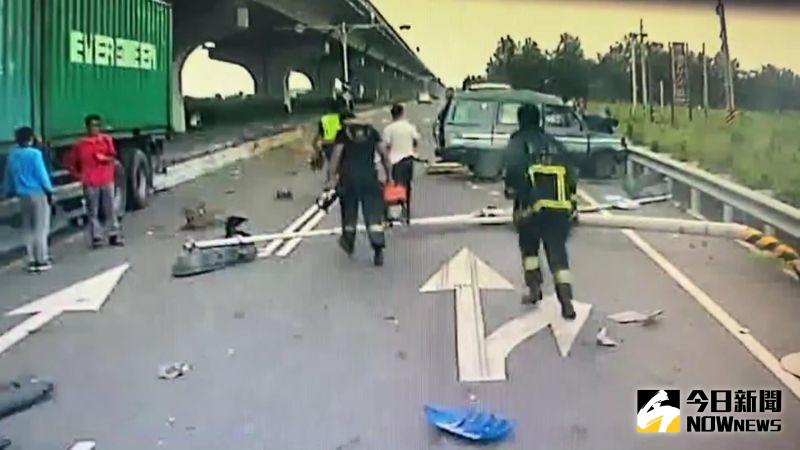 ▲大城消防分隊獲報趕往現場發現是貨櫃車與廂型車發生車禍,車上蘇姓駕駛困車內,其妻倒臥在車旁,2人頭、胸均受重創,經消防隊搶救送醫不治。(圖/記者陳雅芳翻攝,2020.07.30)