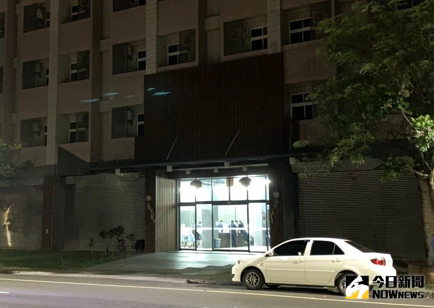 ▲歇業的旅館大廳內燈火通明，穿著制服的員警們，時不時的盯著電視牆上的監視螢幕觀看。(圖／記者陳惲朋攝）