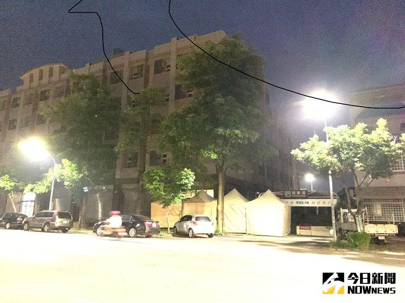 ▲嘉義縣某歇業近2年的旅館,月前突見人、車頻繁進出。昨天白天民眾看見旅館外側的地下停車場入口,突然架起多頂白色營帳。(圖/記者陳惲朋攝)